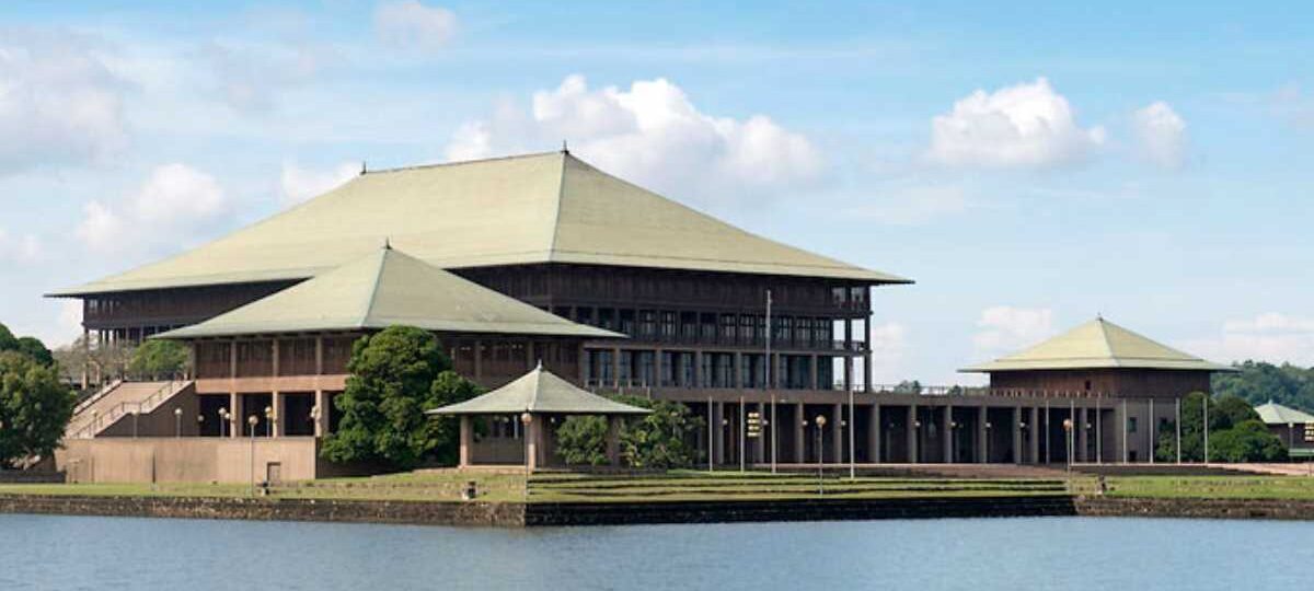 මැතිවරණ කොමිෂන් සභාවේ සාමාජිකයින් අද පාර්ලිමේන්තුවට