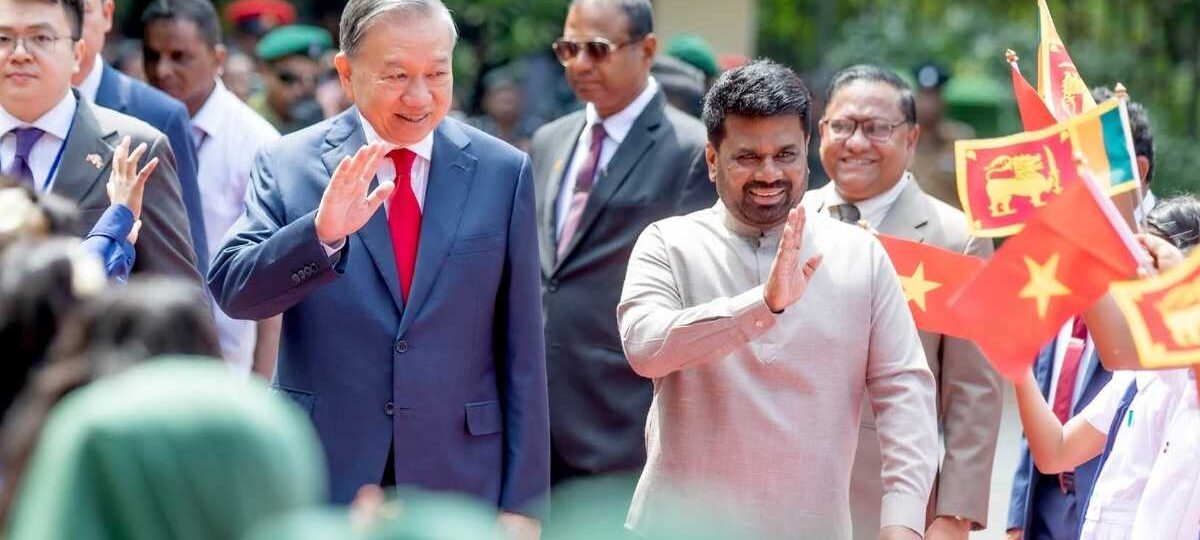 වියට්නාම ජනාධිපති හෝ චි මිං පිළිරුවට පුෂ්පෝපහාර දක්වයි