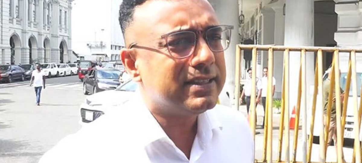 මනූෂගේ වත්කම් බැරකම් සොයයි