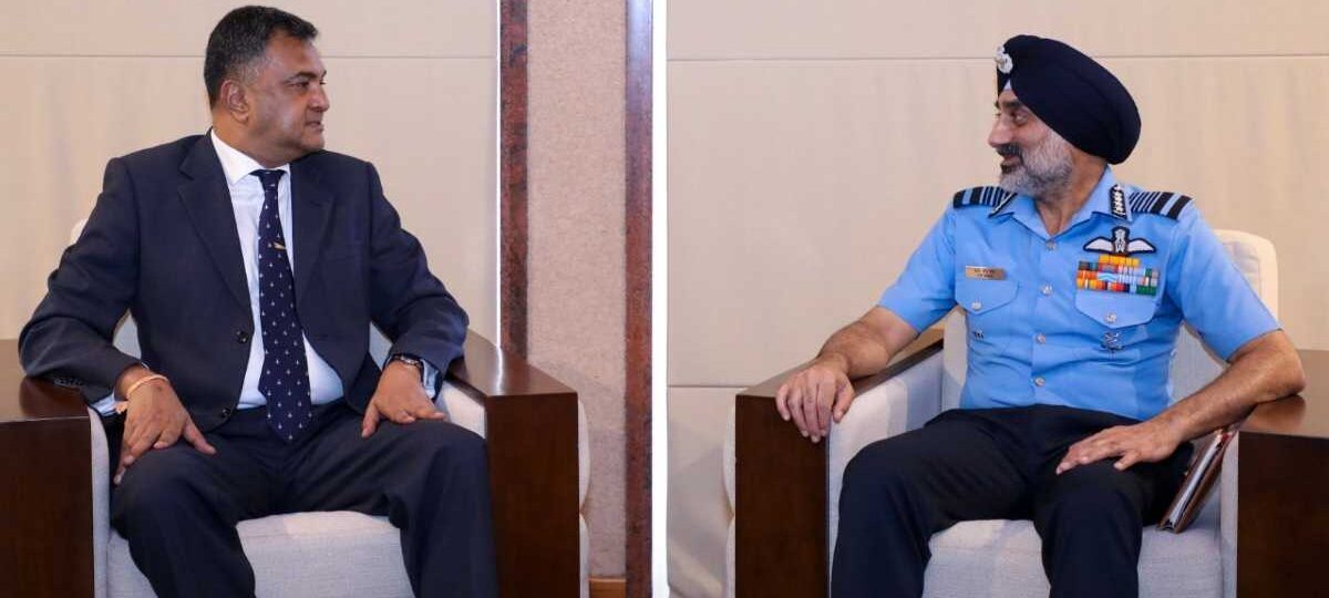 ඉන්දීය ගුවන් හමුදා ප්‍රධානී සහ ආරක්ෂක ලේකම් අතර විශේෂ හමුවක්