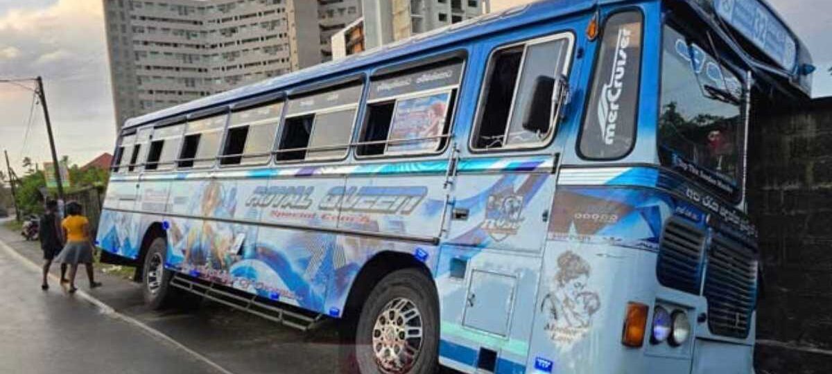 අද උදෑසන බස් අනතුරක්