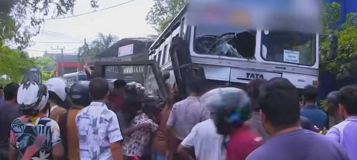 පාසල් ඇඳුම් ලෙයින් තෙත් කළ බිහිසුණු අනතුර.. සිසුන් 17ක් රෝහලට
