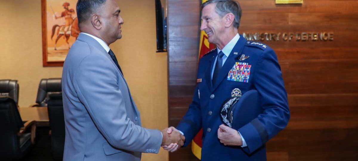 පැසිෆික් ගුවන් හමුදාවේ අණදෙන නිලධාරි ආරක්ෂක ලේකම්වරයා හමුවෙයි