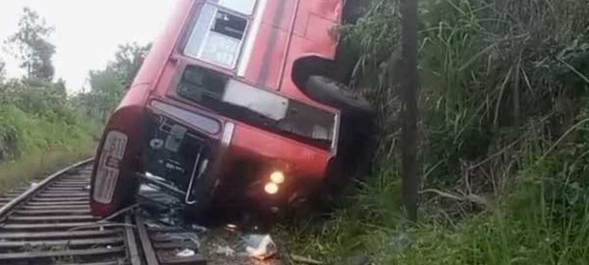 බස් රථයක් ප්‍රපාතයකට පෙරළී 42ක් රෝහලේ