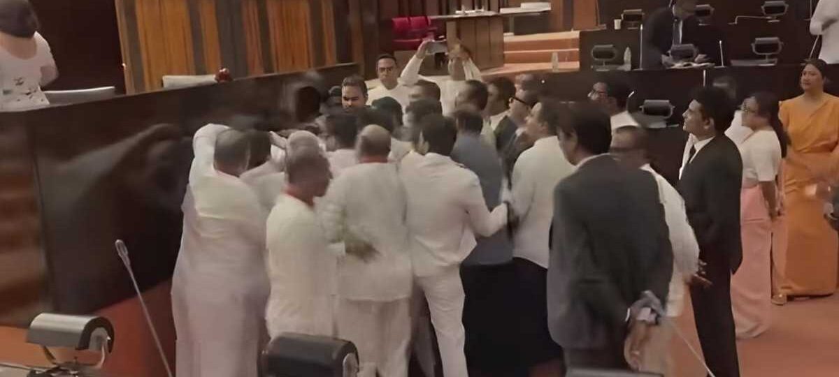 කලහකාරී ලෙස හැසිරෙමින් විපක්ෂයේ මන්ත්‍රීවරු සෙංකෝලය උස්සන්න හදයි