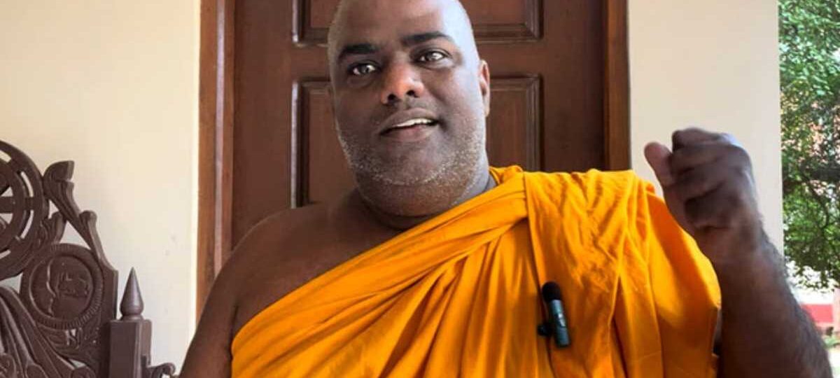 රාජාංගනේ සද්ධාරතනට මුහුණ වසා පහරදෙයි