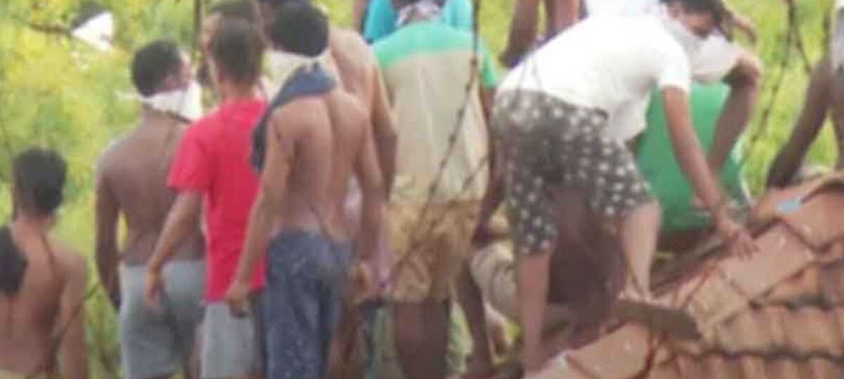 රැඳවියන් සිටි වහලය කඩා වැටී 4ක් රෝහලට