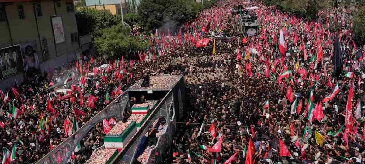ඉරාන උත්තරීතර නායක කමේනිගේ දේහය මිහිදන් කෙරේ