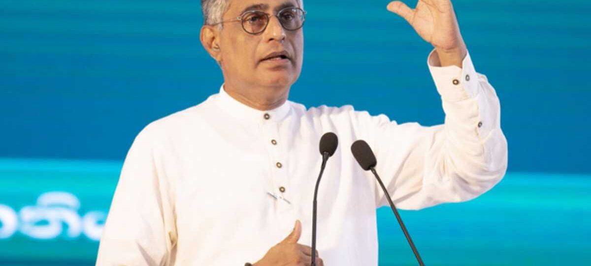 අනේ මාව අත්අඩංගුවට ගන්න එපා කියලා දණ ගහගෙන යන්නේ නෑ